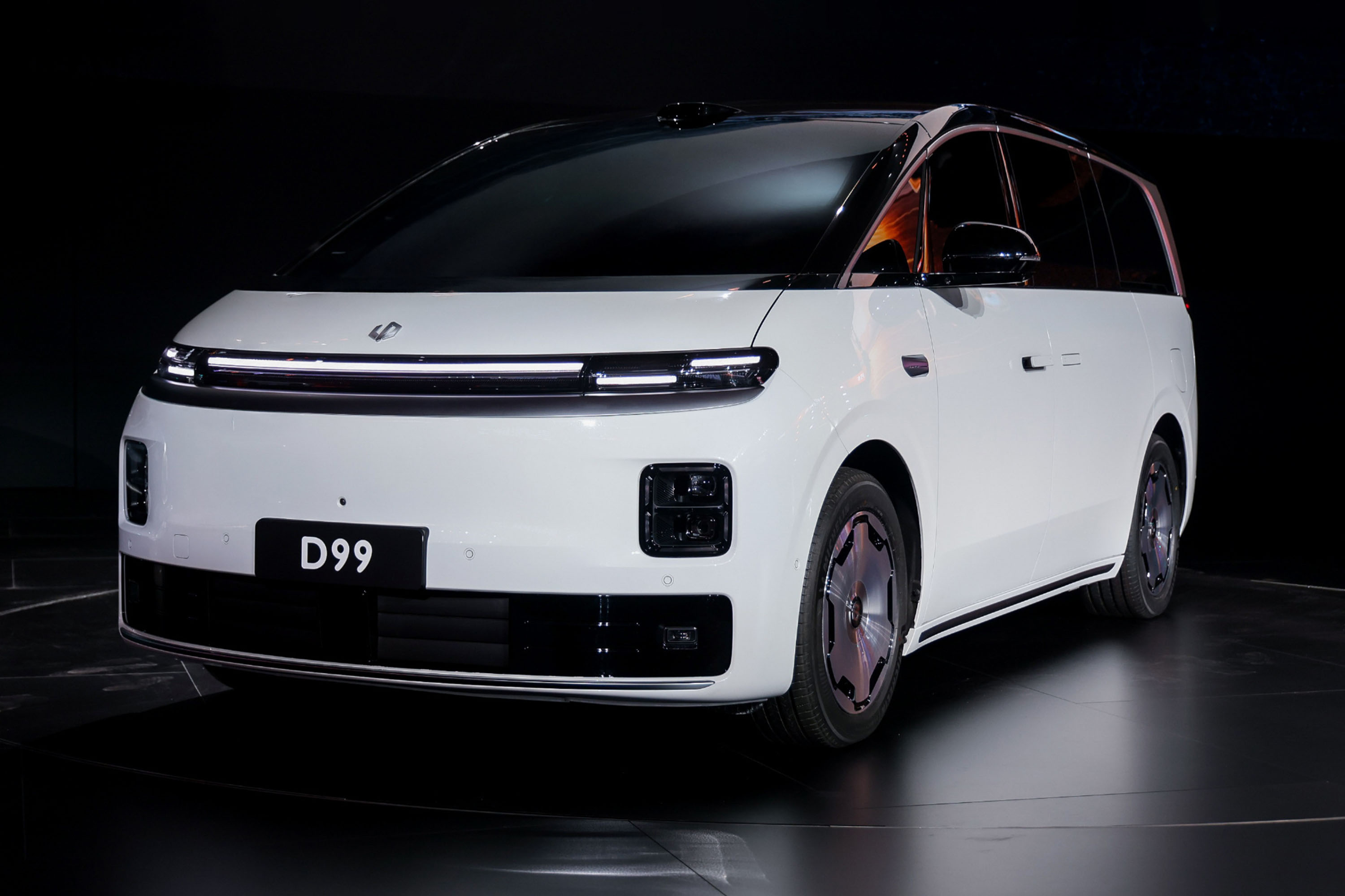 零跑D99新能源MPV